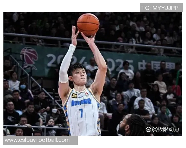 曾凡博上场即紧逼布克遭吹防守犯规展现CBA防守强度